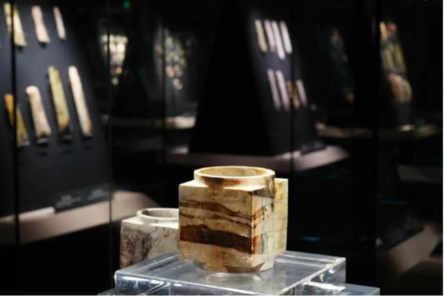 看到這張照片，你是不是以為玉琮在“裸展”？沒錯，確實像。但它真的沒有裸展